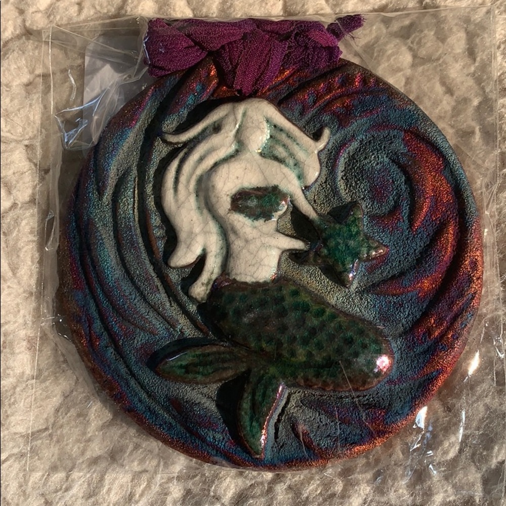 Mermaid “I Live Free” Decor